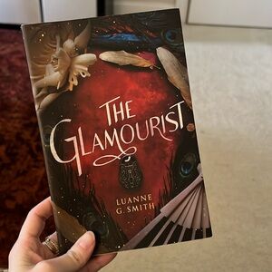 Paperback The Glamourist by Luanne G. Smith